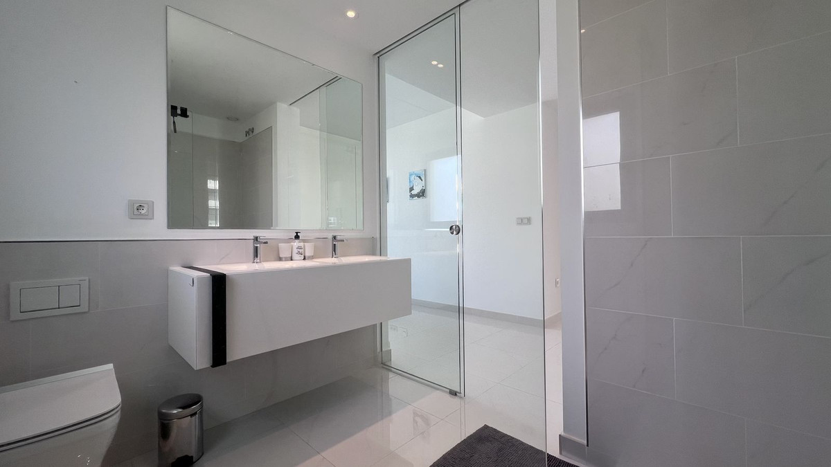 3 Bedroom Penthouse in Estepona - Photo 23