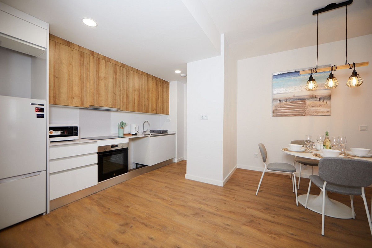 2 Bedroom Apartment in Estepona - Photo 6