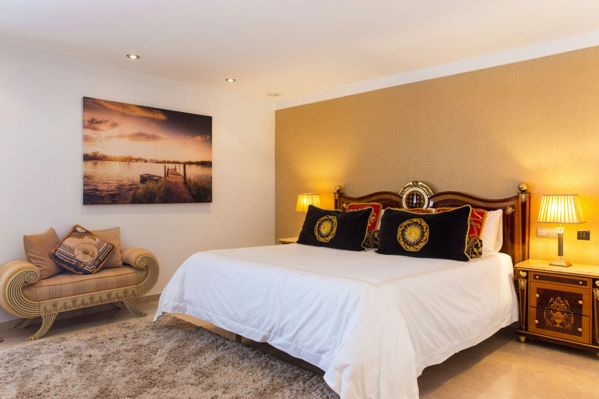 8 Bedroom Villa in Marbella - Photo 21
