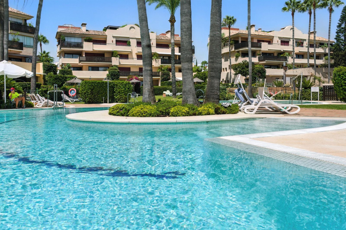2 Bedroom Apartment in Estepona - Photo 2