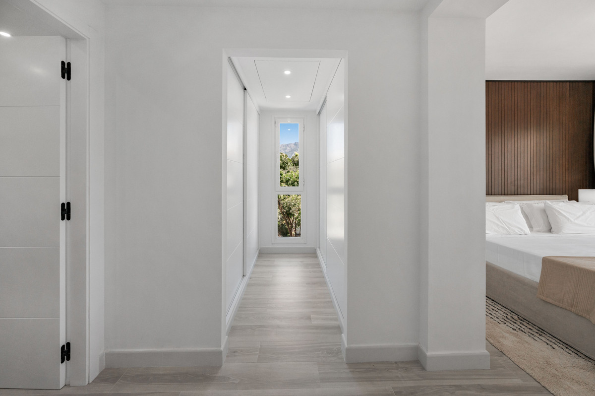 3 Bedroom Apartment in Benahavís - Photo 12
