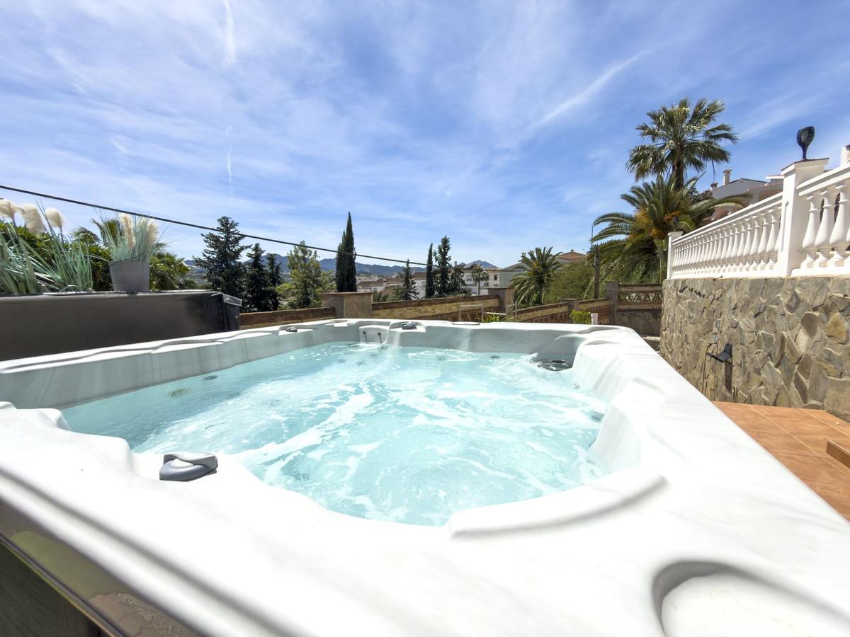 5 Bedroom Villa in Coín - Photo 3