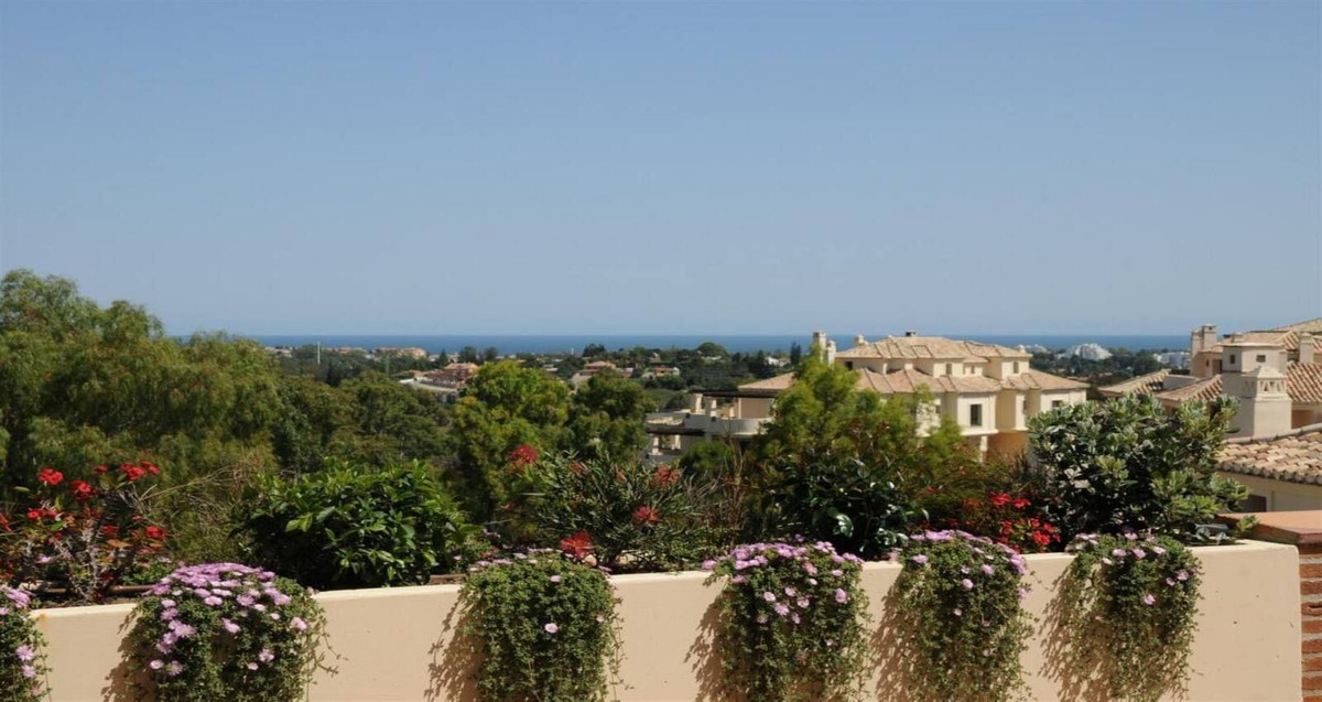 4 Bedroom Penthouse in Benahavís - Photo 11