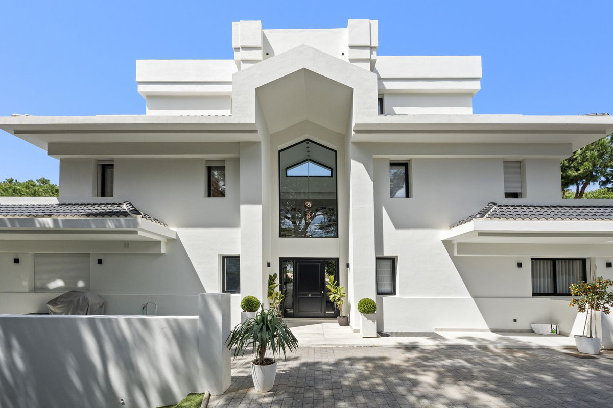 6 Bedroom Villa in Marbella - Photo 3
