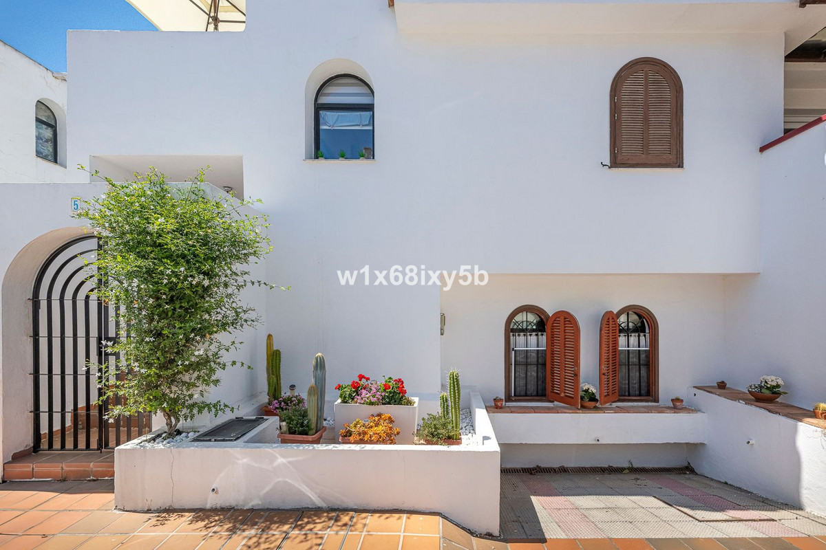 2 Bedroom Townhouse in Estepona - Photo 30