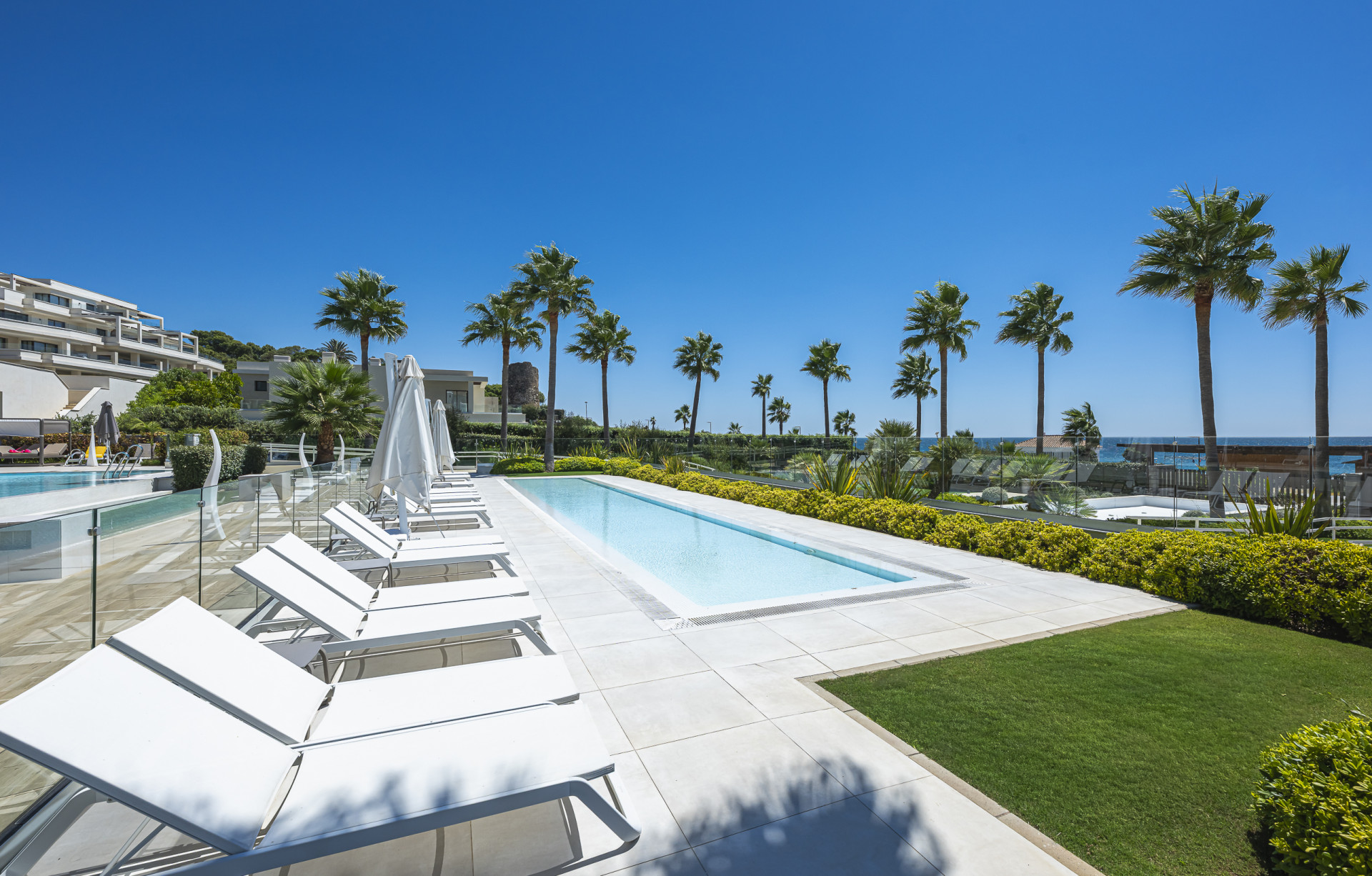 2 Bedroom Apartment in Estepona - Photo 2