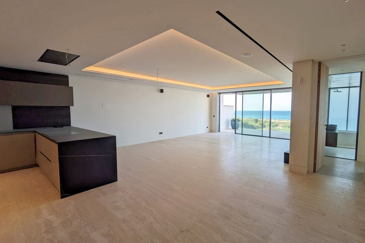 3 Bedroom Apartment in Estepona - Photo 3