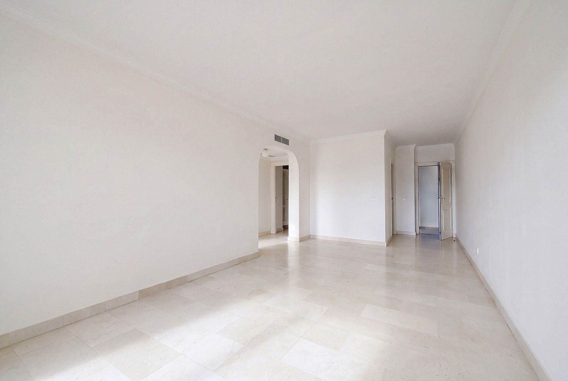 2 Bedroom Apartment in Benahavís - Photo 19