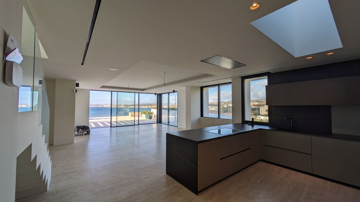 3 Bedroom Penthouse in Estepona - Photo 8