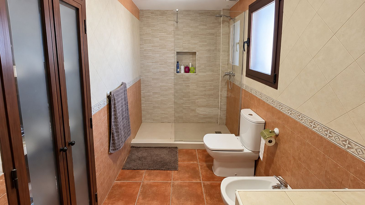 6 Bedroom Villa in Alhaurín de la Torre - Photo 14