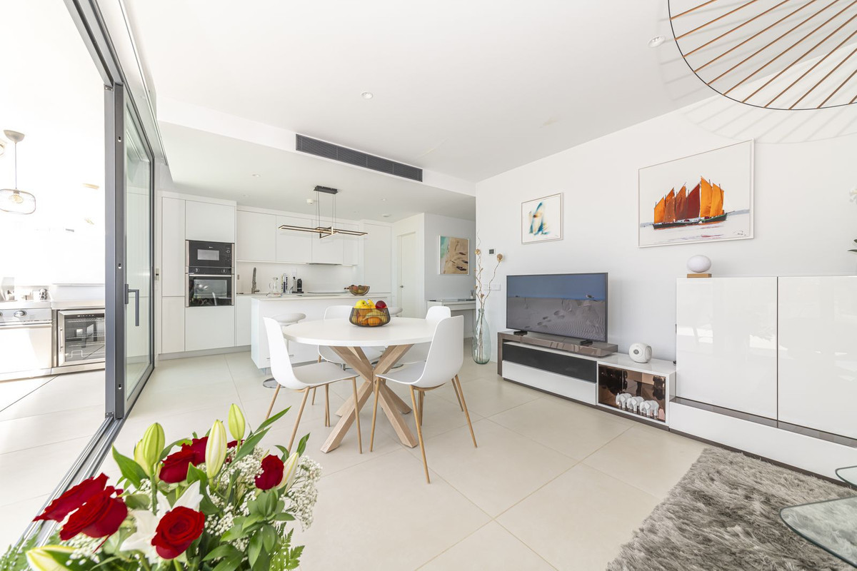 2 Bedroom Apartment in Benalmádena - Photo 23