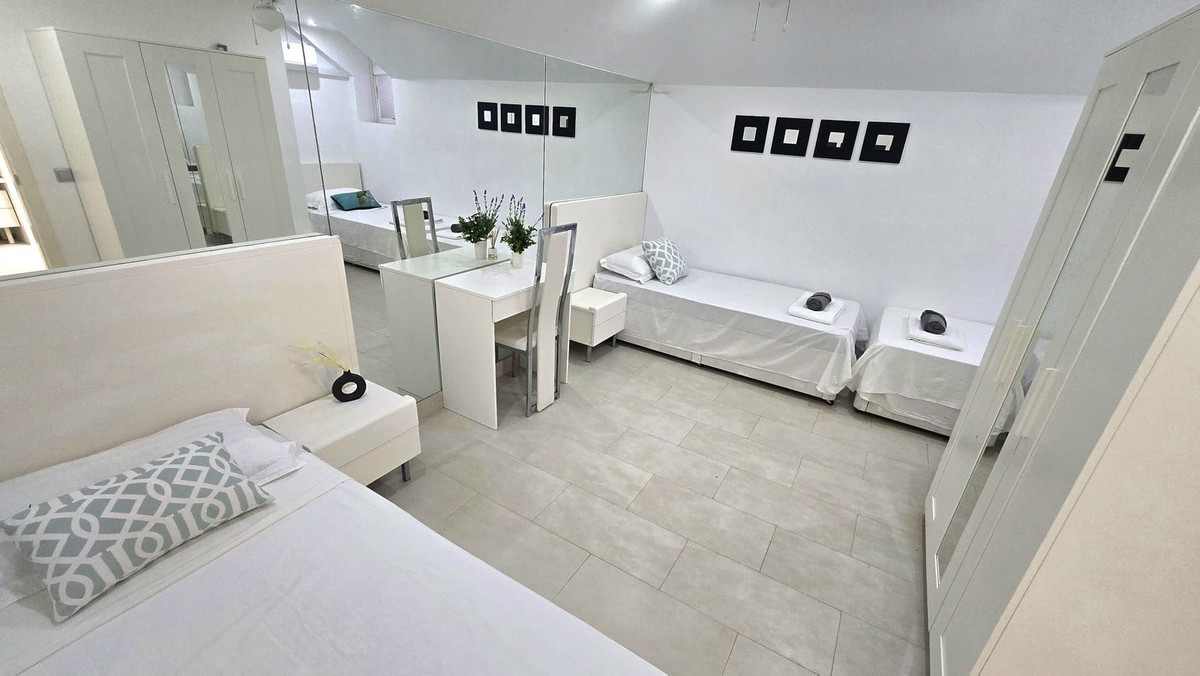 8 Bedroom Villa in Marbella - Photo 36