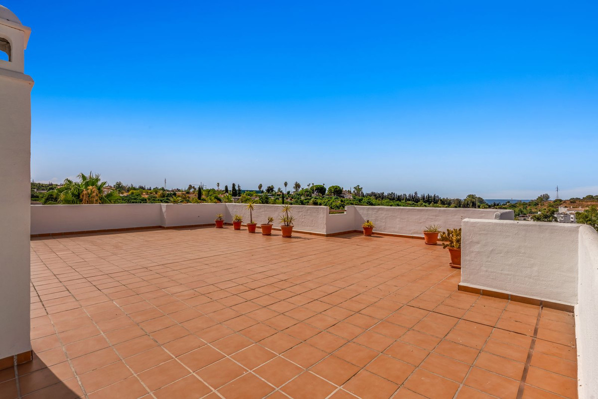3 Bedroom Penthouse in Estepona - Photo 23