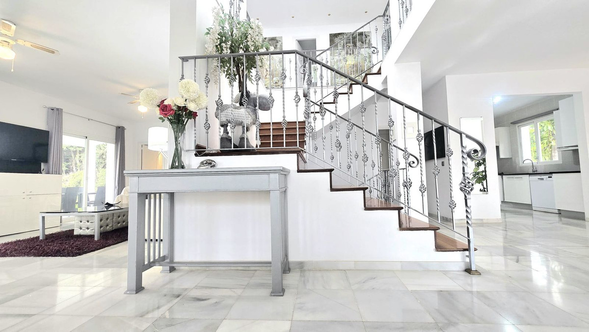 8 Bedroom Villa in Marbella - Photo 7