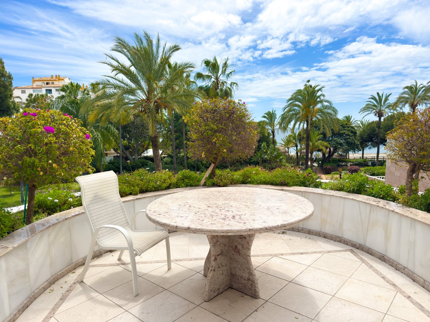 1 Bedroom Apartment in Marbella - Photo 3