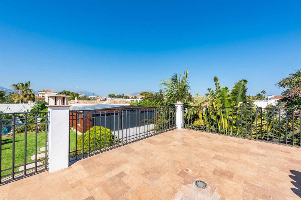 4 Bedroom Villa in San Pedro de Alcántara - Photo 44