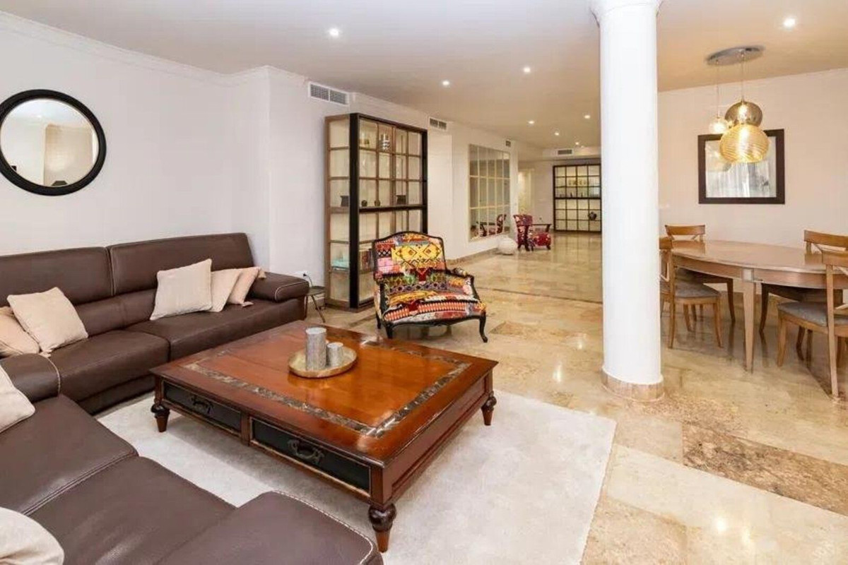 3 Bedroom Apartment in Marbella - Photo 5