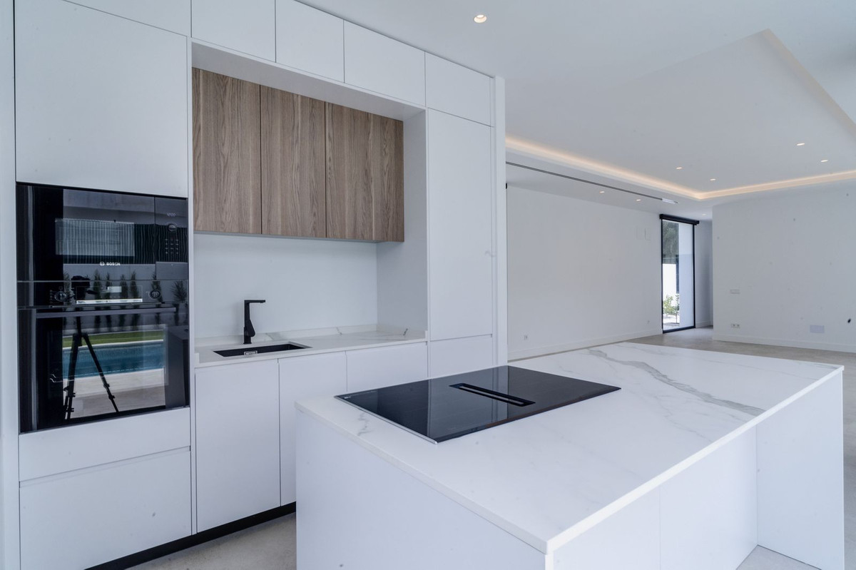 6 Bedroom Villa in Marbella - Photo 12