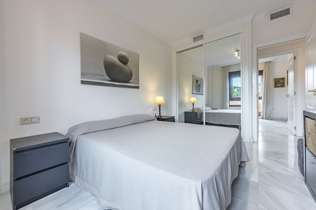 4 Bedroom Penthouse in Estepona - Photo 17
