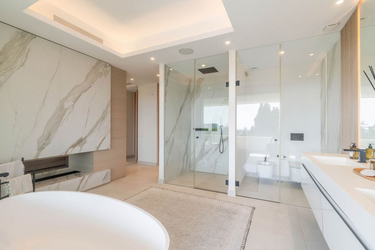 4 Bedroom Villa in Marbella - Photo 17