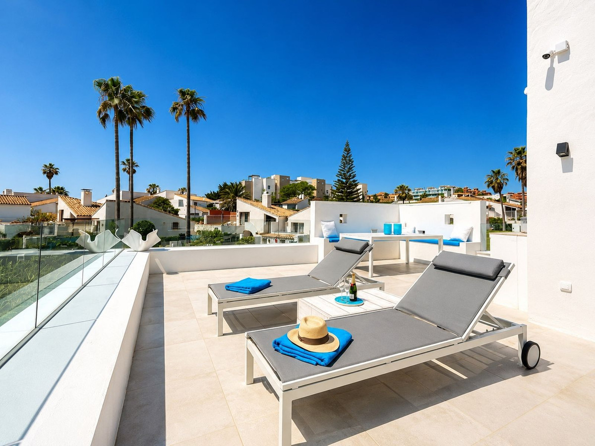 4 Bedroom Villa in Estepona - Photo 8