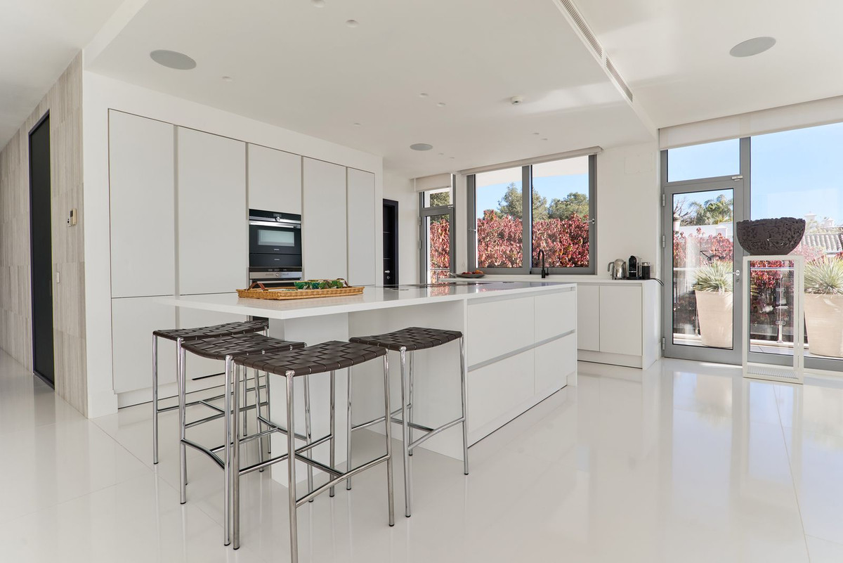 4 Bedroom Villa in Marbella - Photo 19