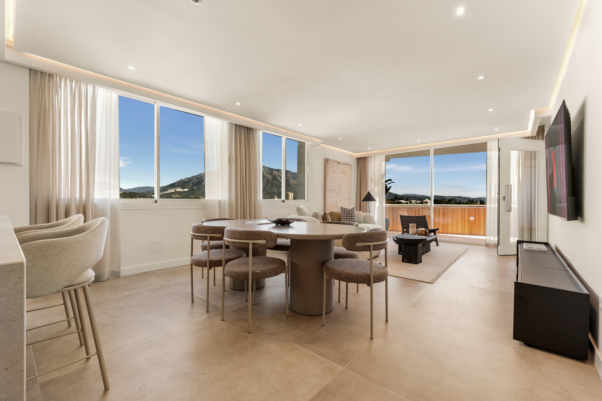 2 Bedroom Apartment in Marbella - Photo 4