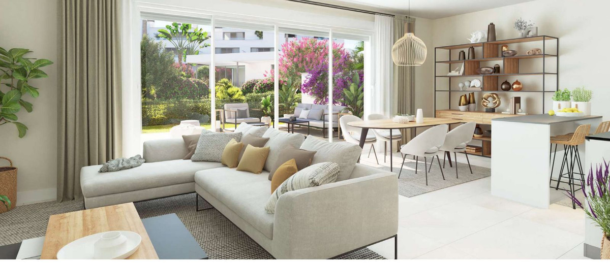 2 Bedroom Apartment in Estepona - Photo 2