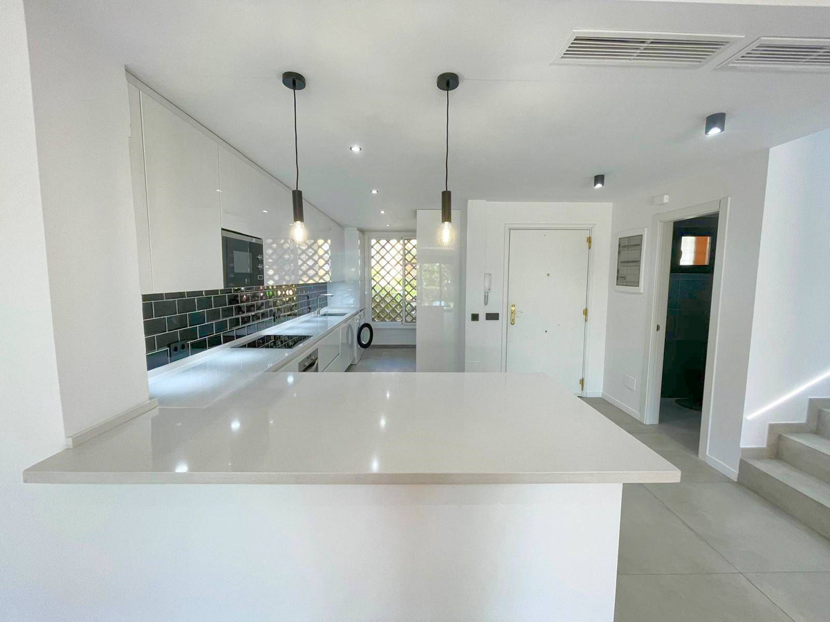 3 Bedroom Townhouse in Estepona - Photo 8
