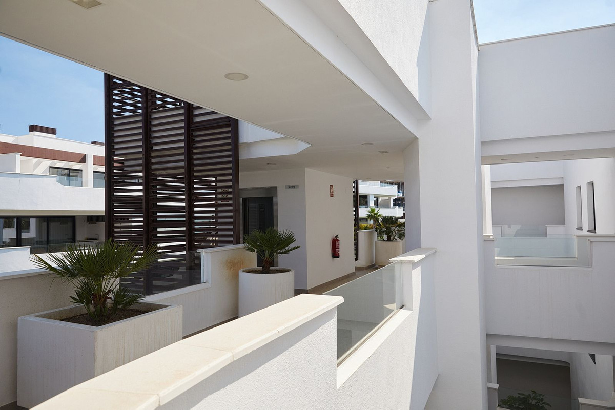 4 Bedroom Apartment in Estepona - Photo 25