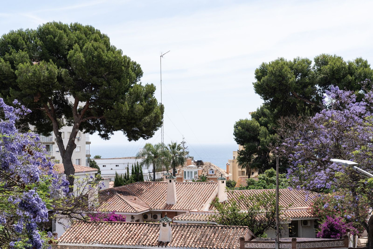 2 Bedroom Apartment in Benalmádena - Photo 19