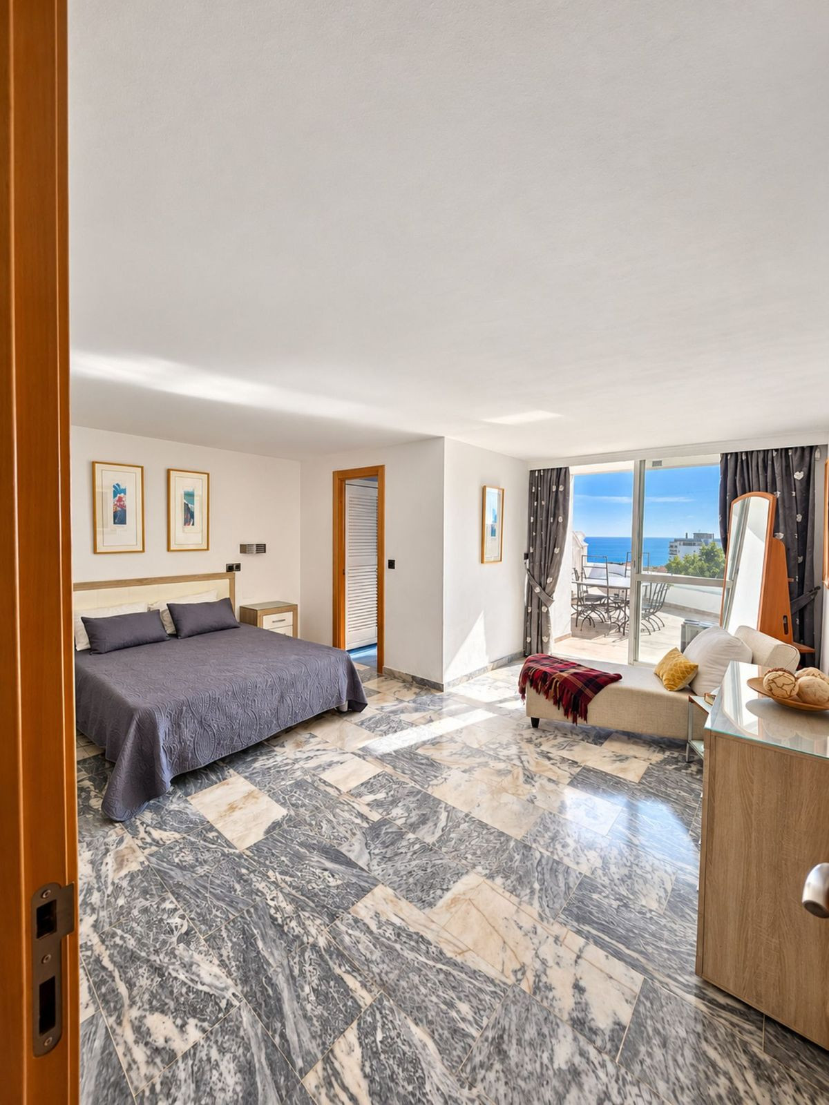 2 Bedroom Apartment in Torremolinos - Photo 16