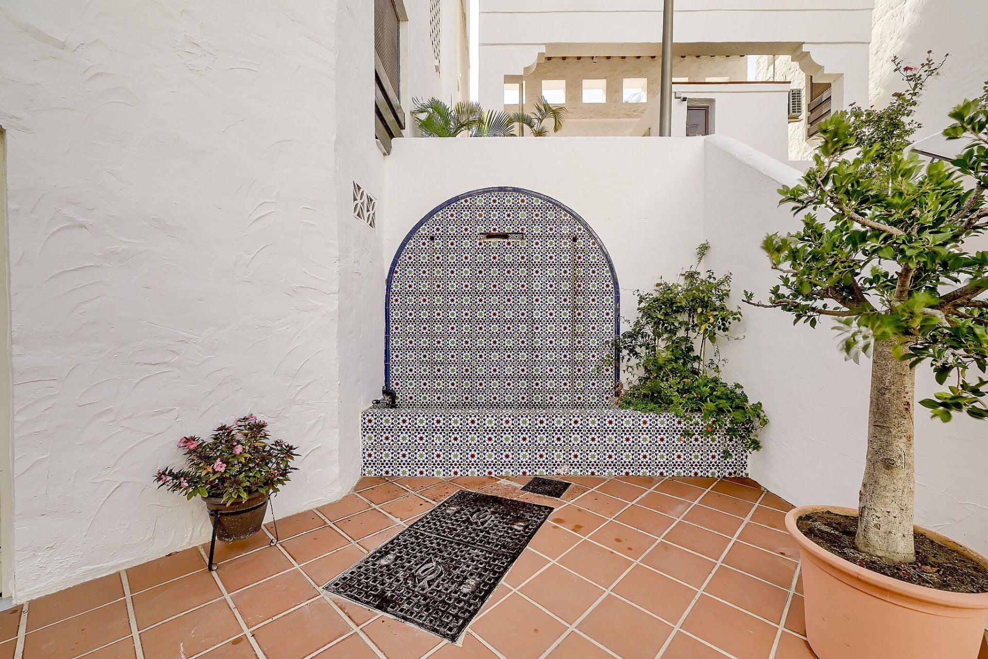 2 Bedroom Apartment in Marbella - Photo 23