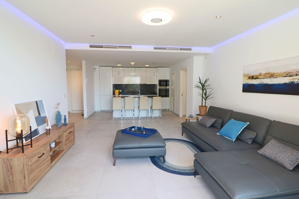 3 Bedroom Penthouse in Benahavís - Photo 2