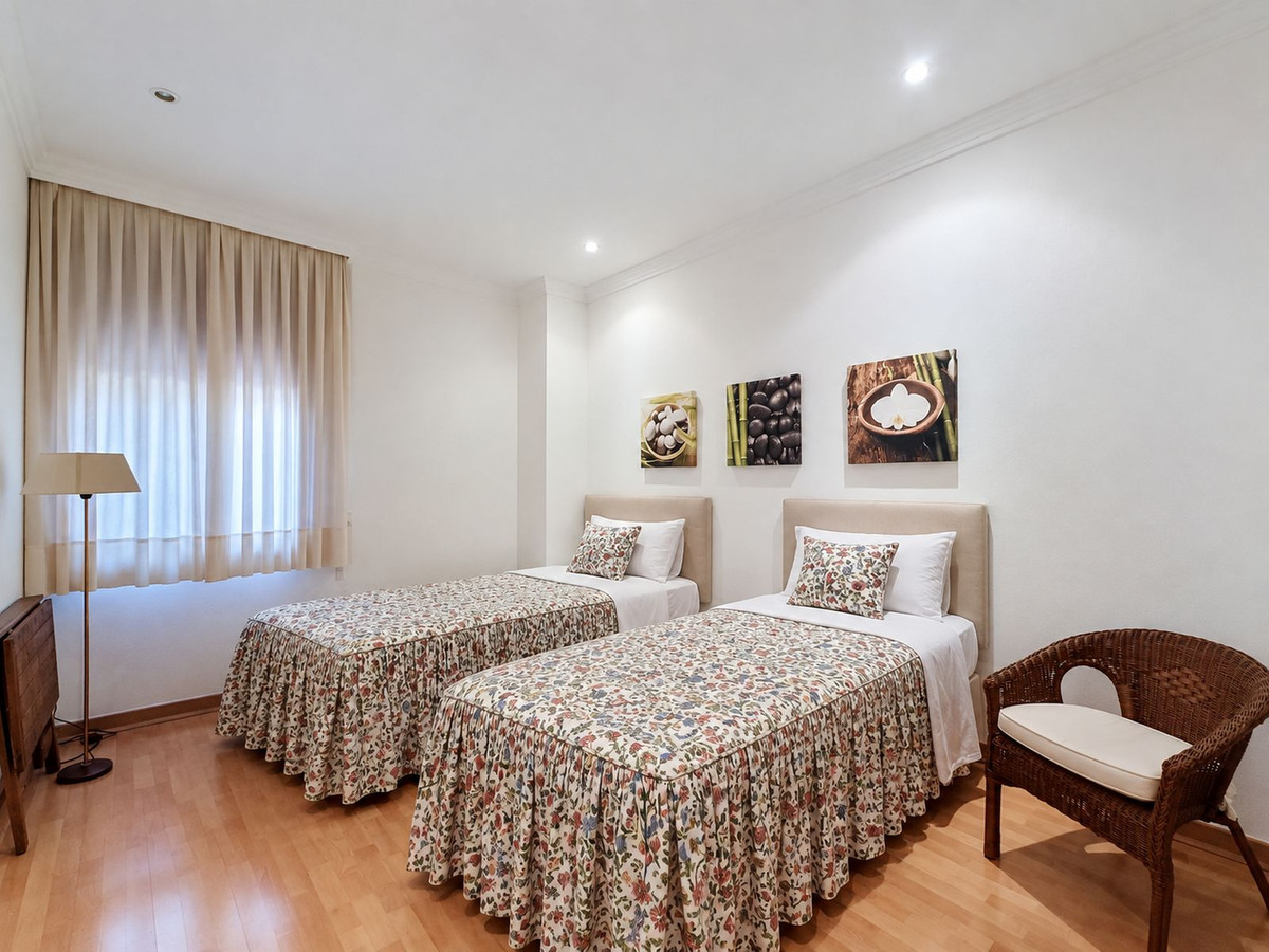 4 Bedroom Apartment in Estepona - Photo 15