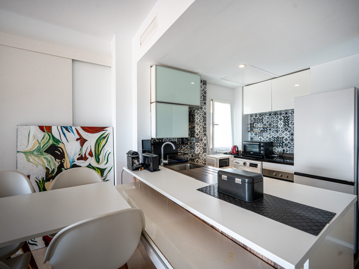 1 Bedroom Penthouse in Estepona - Photo 5
