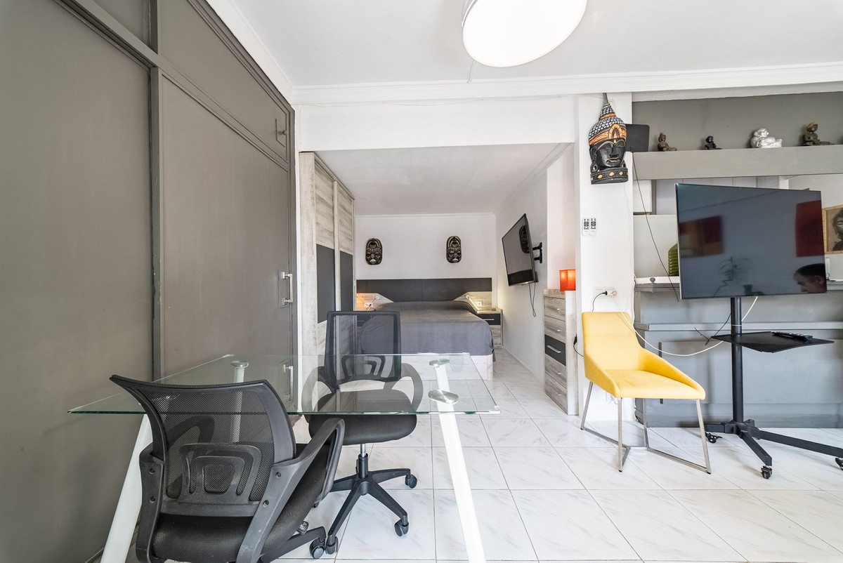 1 Bedroom Apartment in Marbella - Photo 7