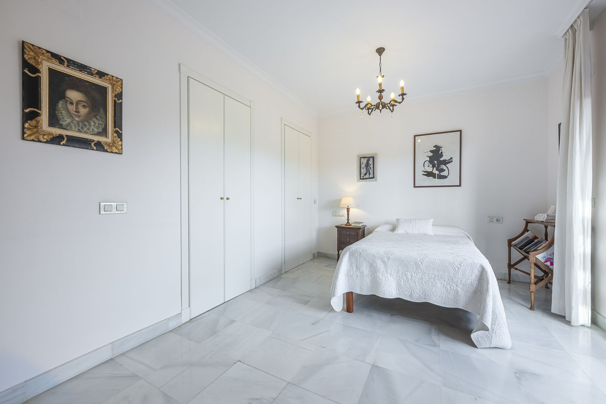 4 Bedroom Penthouse in Estepona - Photo 20