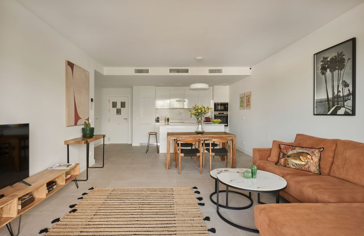2 Bedroom Apartment in Estepona - Photo 7