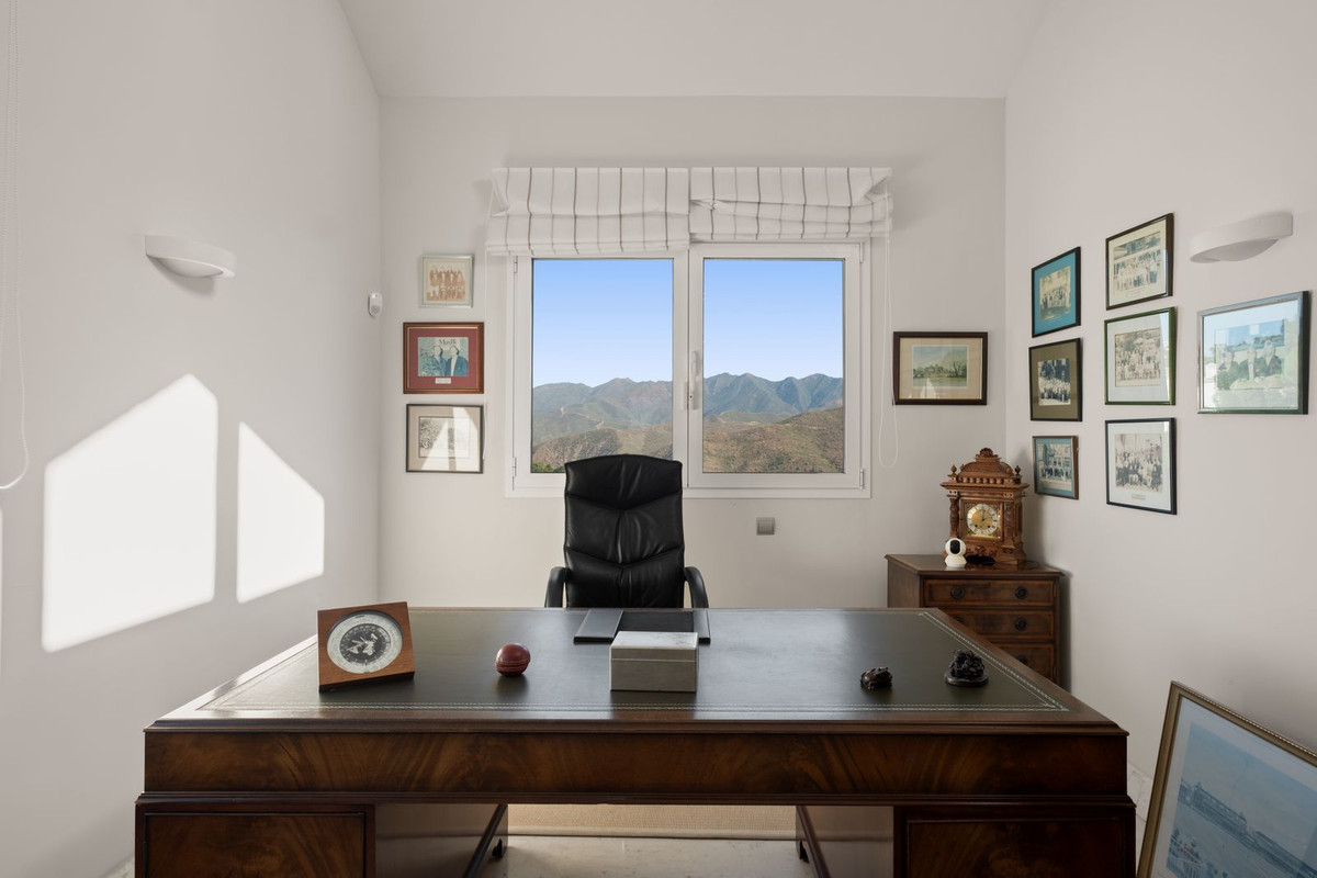 5 Bedroom Villa in Marbella - Photo 22