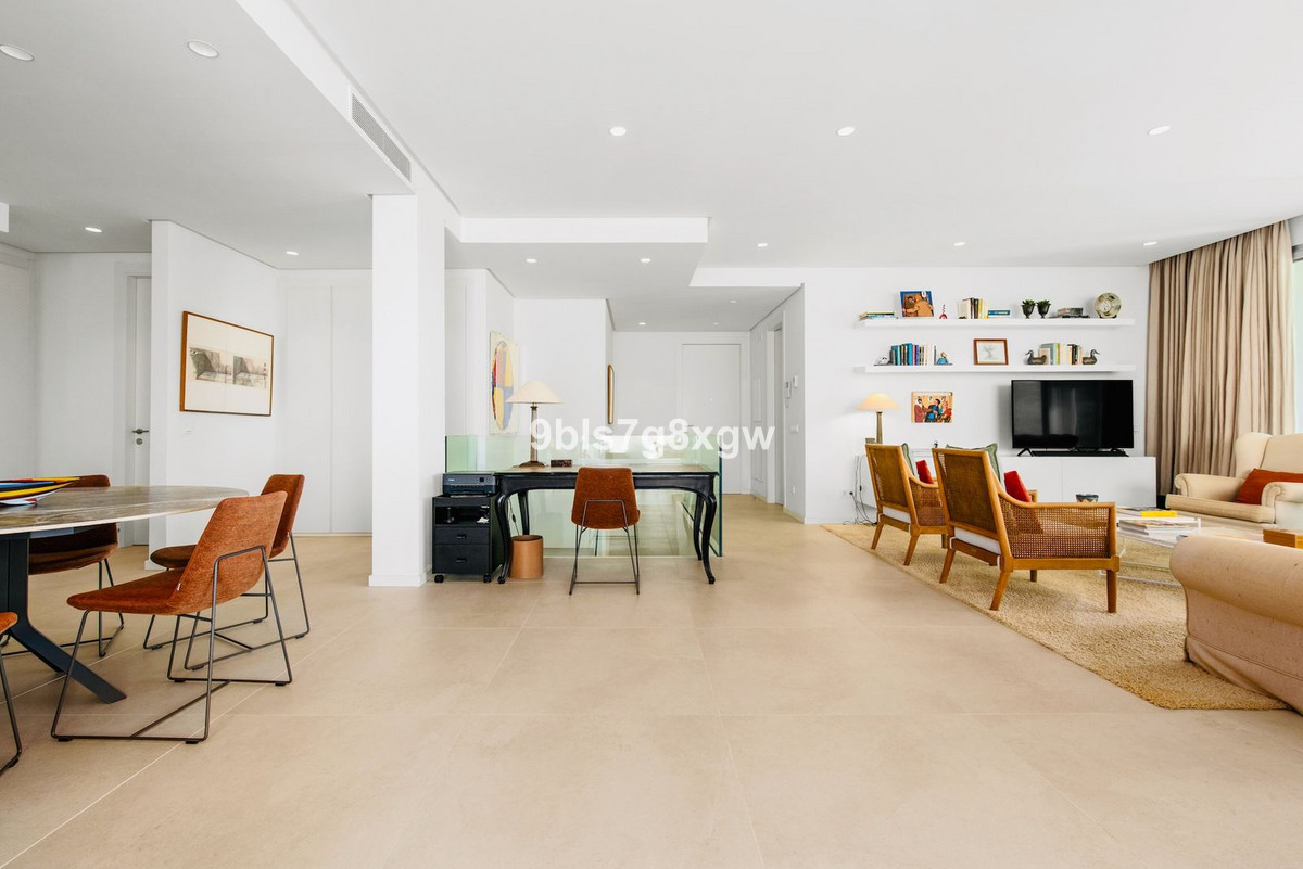 3 Bedroom Apartment in Benahavís - Photo 10