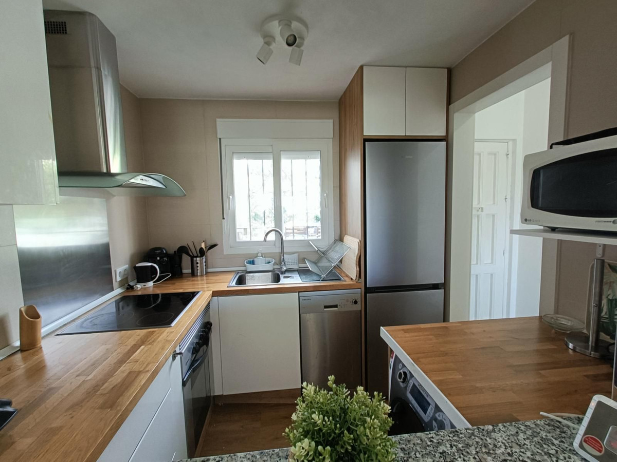2 Bedroom Apartment in Estepona - Photo 20
