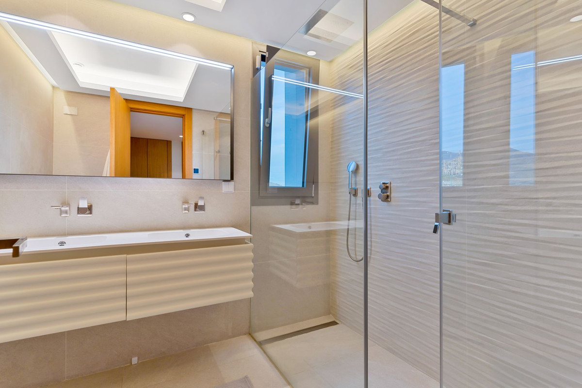 3 Bedroom Apartment in Benahavís - Photo 9