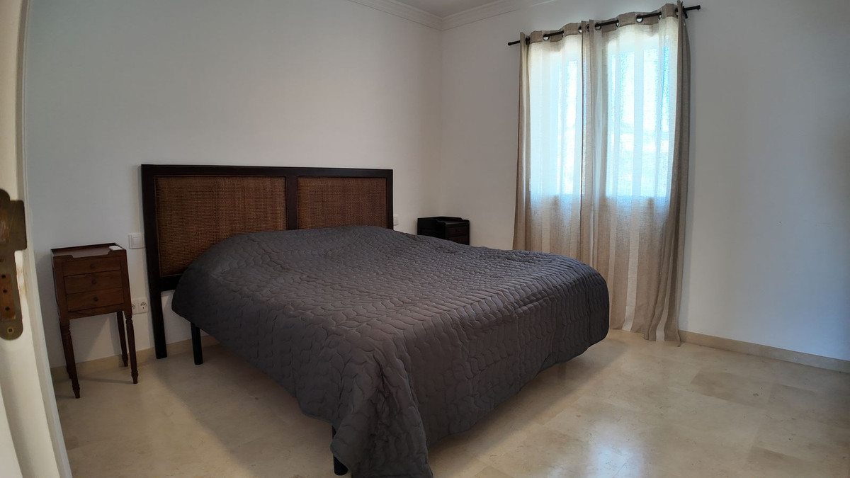 4 Bedroom Townhouse in Benahavís - Photo 26