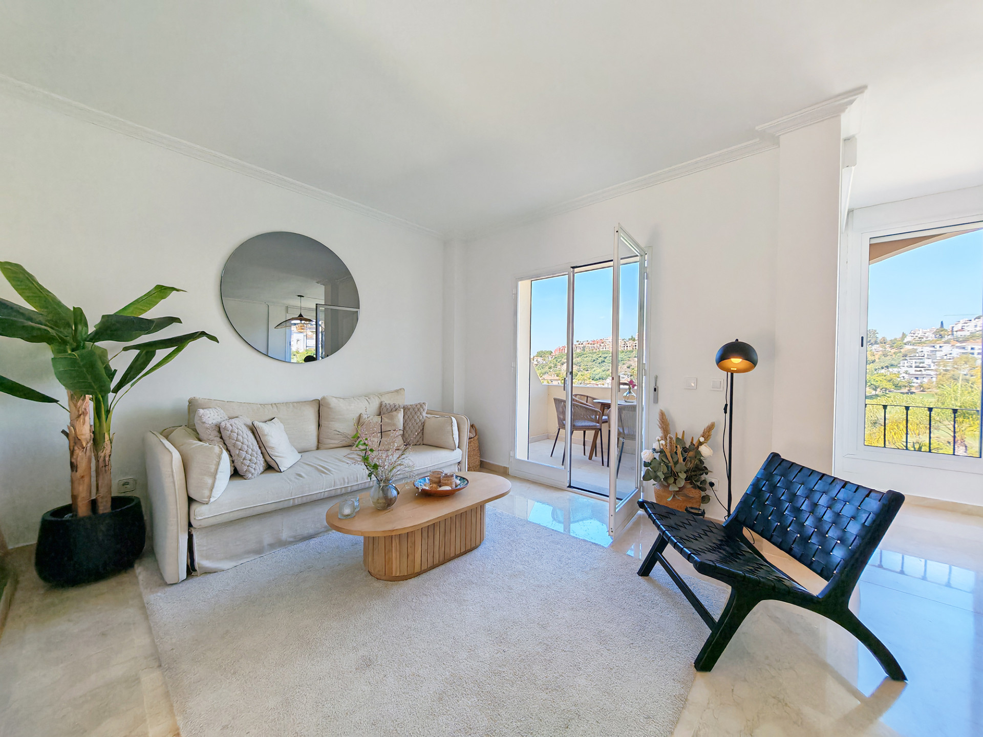 2 Bedroom Penthouse in Benahavís - Photo 4