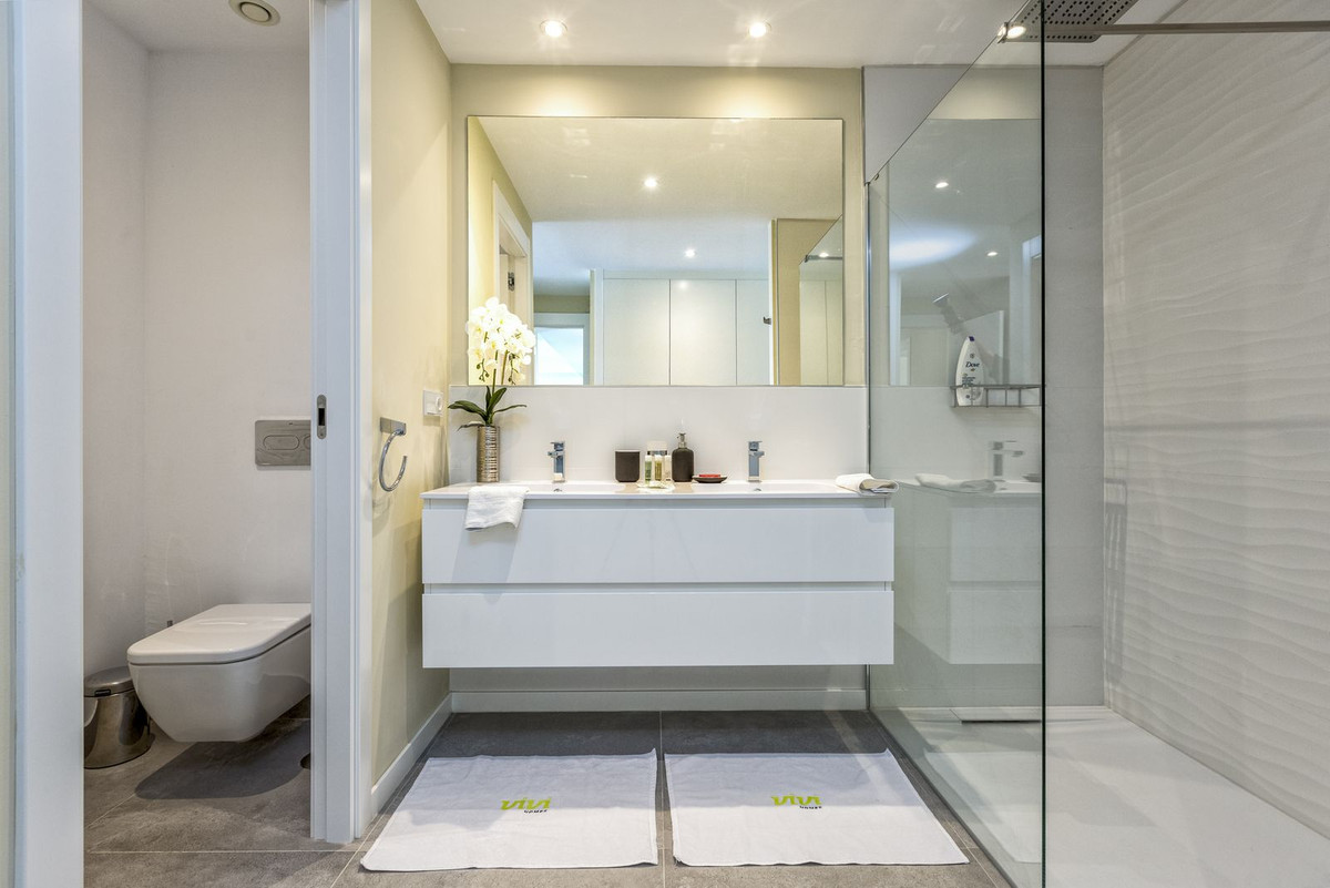 2 Bedroom Apartment in Fuengirola - Photo 10