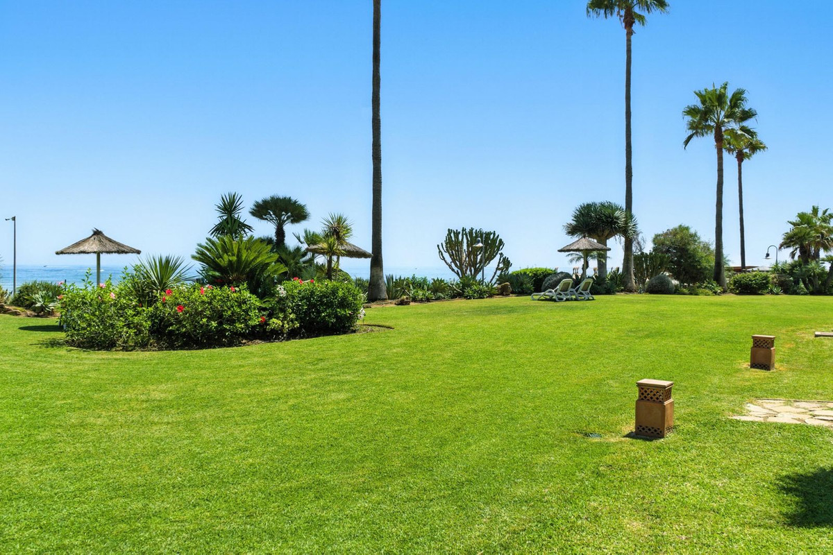 2 Bedroom Apartment in Estepona - Photo 4
