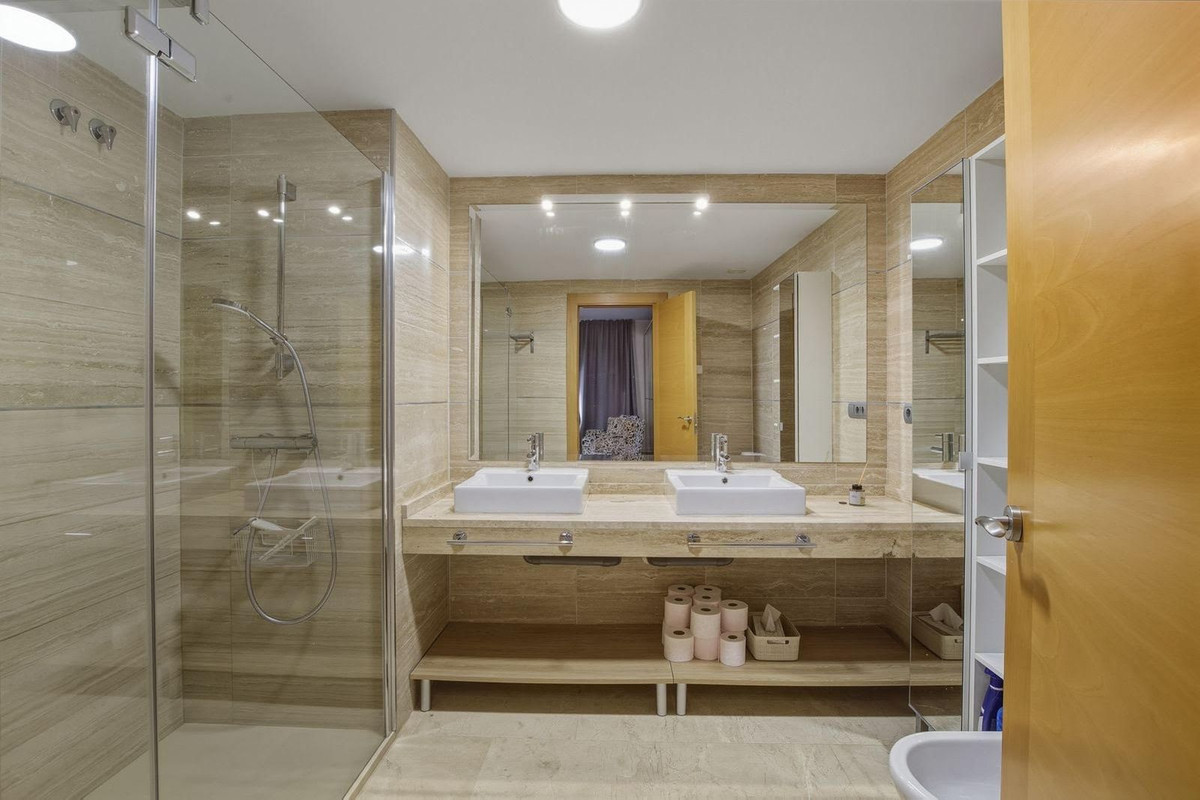 2 Bedroom Penthouse in Benahavís - Photo 2