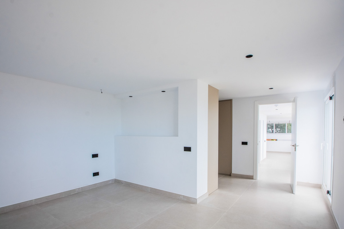 3 Bedroom Apartment in Marbella - Photo 16
