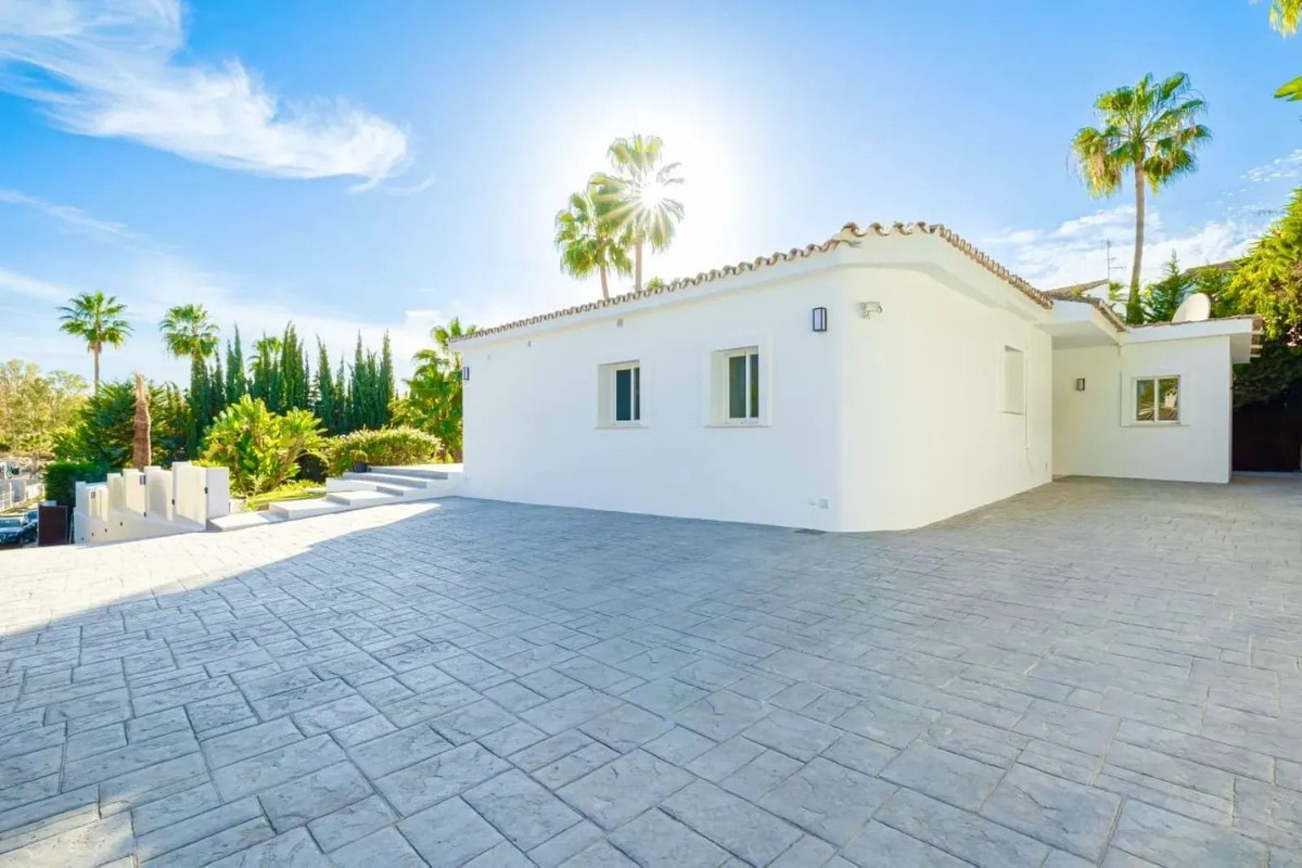 4 Bedroom Villa in Estepona - Photo 22